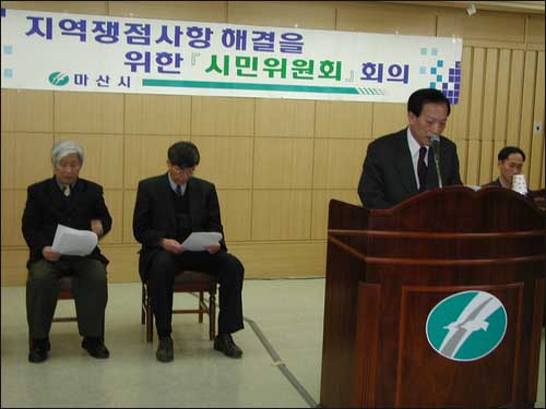 마산시 시민위원회는 8일 오후 마산시청에서 기자회견을 갖고, 조두남기념관과 노산문학관의 명칭을 마산음악관과 마산문학관으로 바꾸기로 결정했다고 밝혔다. 